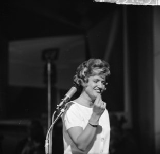 Vier sterretjes van AVRO-Caralcade. Mieke Telkamp (zingend), Bestanddeelnr 915-3123