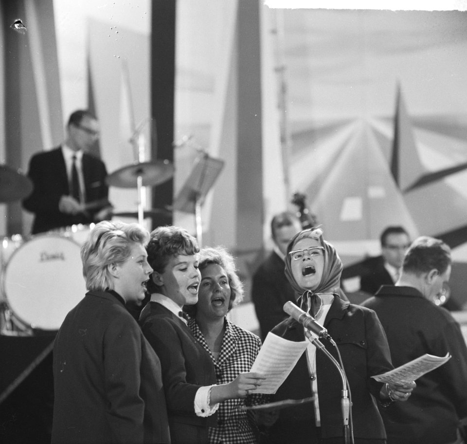 Vier sterretjes van AVRO-Cavalcade Joke van der Berg, Greetje Kauffeld, Annie P, Bestanddeelnr 915-3118