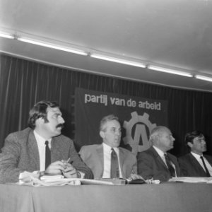 Vier leden van het partijbestuur, zittend aan de bestuurstafel Van der Louw, Kl, Bestanddeelnr 921-7017