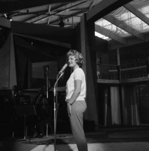 Vier sterretjes van AVRO-Caralcade. Mieke Telkamp (zingend), Bestanddeelnr 915-3121