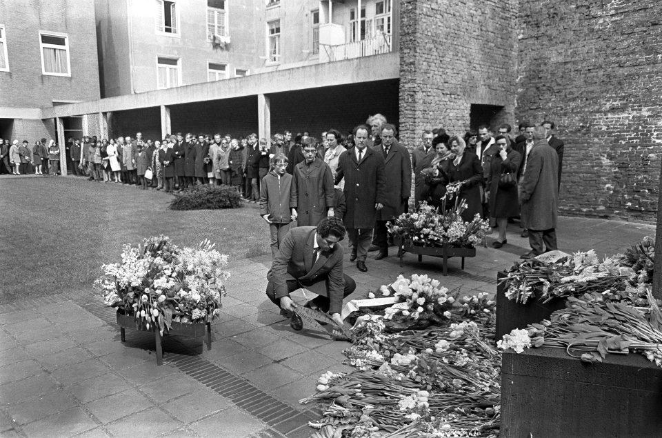 Vier mei herdenking in Amsterdam, mensen leggen bloemen i vroegere Hollandse sch, Bestanddeelnr 920-2984