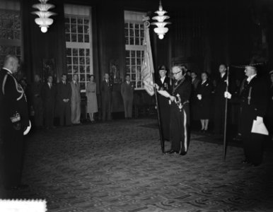 Vice-admiraal Rost van Tonningen overhandigt namens de koningin het vaandel van , Bestanddeelnr 905-9548