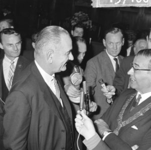 Vice president Lyndon B Johnson op stadhuis te Amsterdam ontvangen Burgemeeste, Bestanddeelnr 915-7100