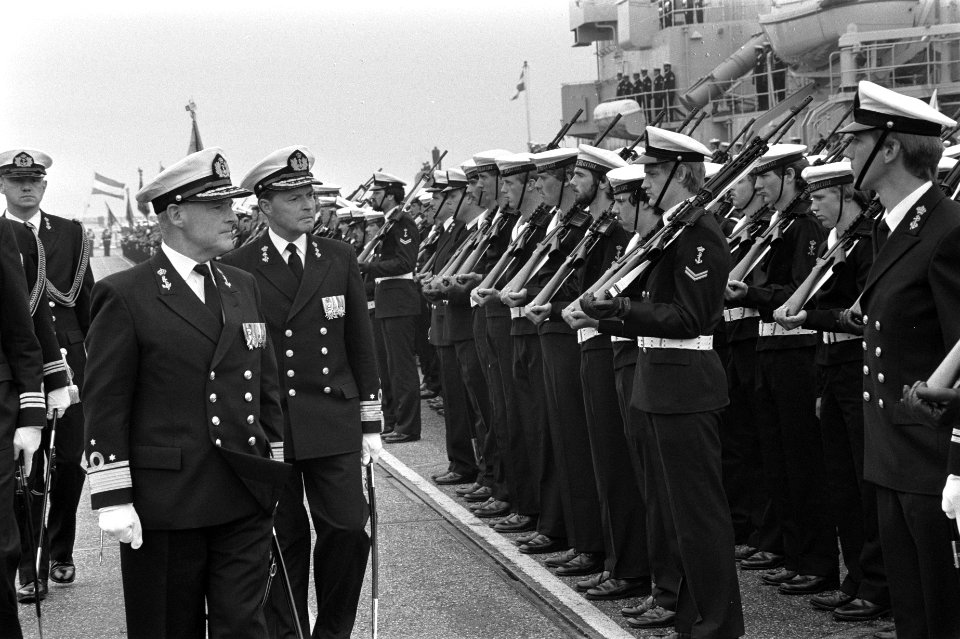 Vice-admiraal J. H. B. Hulshof draagt commando der zeemacht over aan schout bij , Bestanddeelnr 932-2070