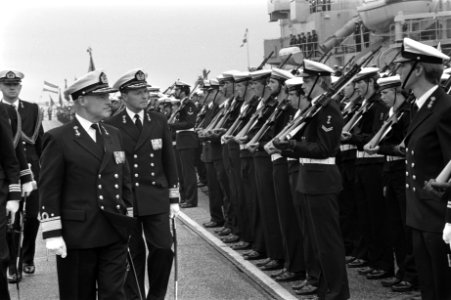 Vice-admiraal J. H. B. Hulshof draagt commando der zeemacht over aan schout bij , Bestanddeelnr 932-2070