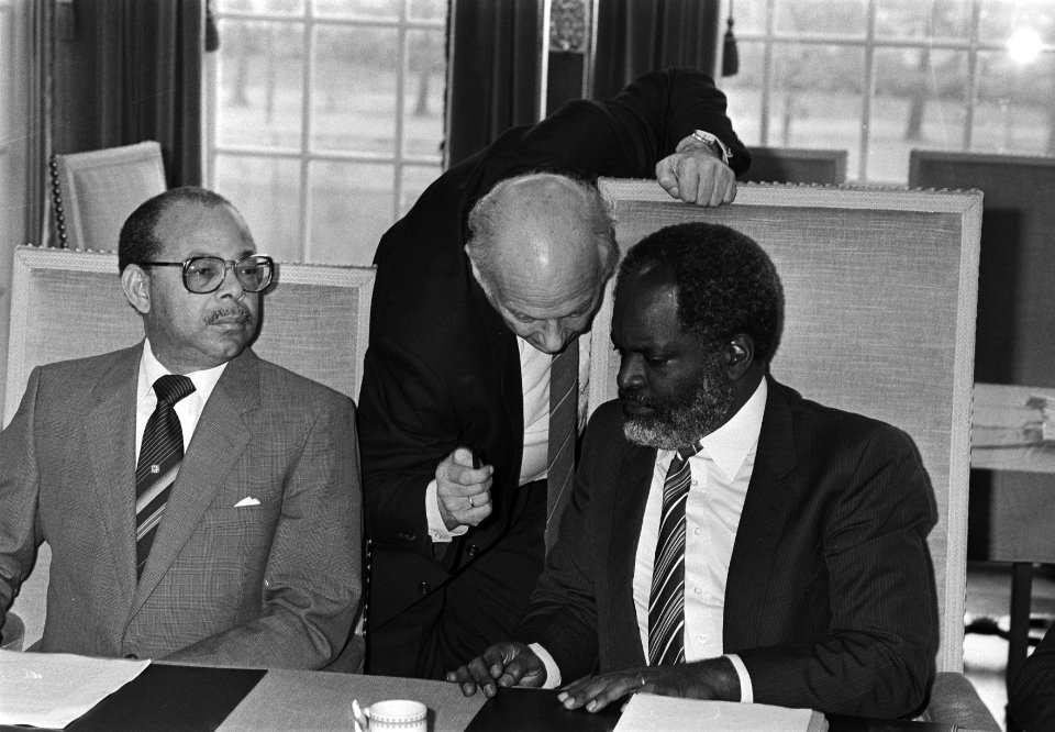 Vice-premier Den Uyl (PvdA, midden) met Don Martina (MAN, rechts), premier van d, Bestanddeelnr 931-7649