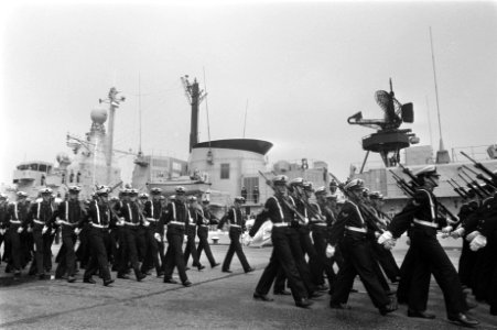 Vice-admiraal J. H. B. Hulshof draagt commando der zeemacht over aan schout bij , Bestanddeelnr 932-2074