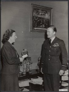 Vice-air-marshall Huddleston van de Royal Air Force werd ontvangen door prinses , Bestanddeelnr 021-0391