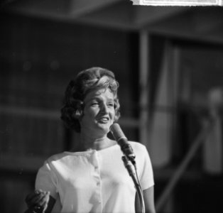 Vier sterretjes van AVRO-Caralcade. Mieke Telkamp (zingend), Bestanddeelnr 915-3125