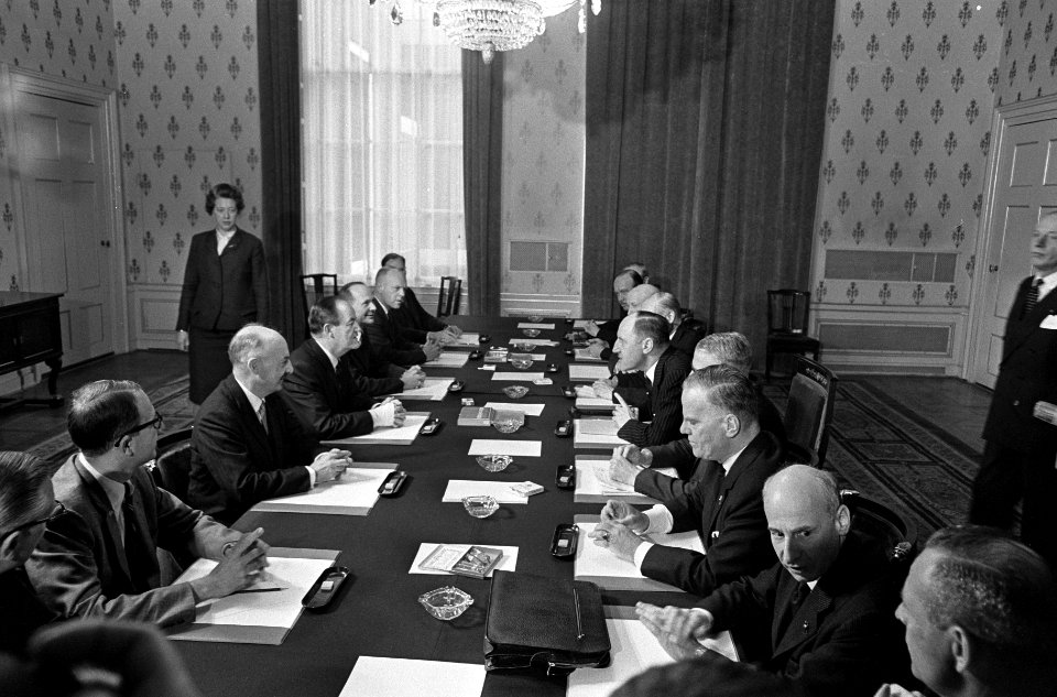 Vice president Humphrey en Minister Luns bespreken politieke situatie Den Haag ,, Bestanddeelnr 920-1886