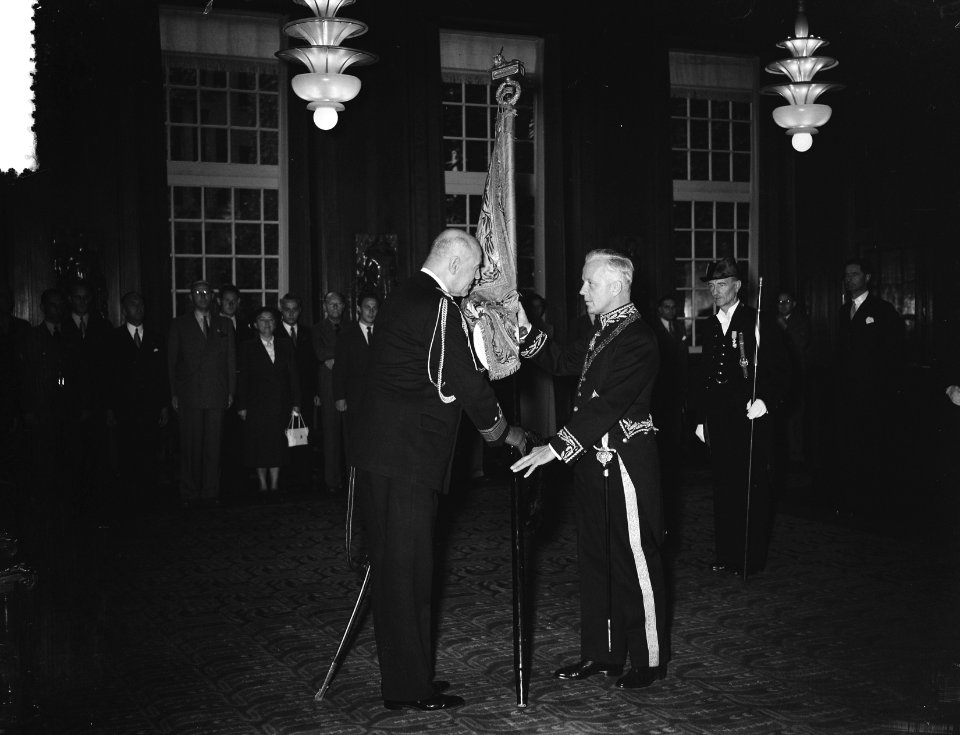 Vice-admiraal Rost van Tonningen overhandigt namens de koningin het vaandel van , Bestanddeelnr 905-9549
