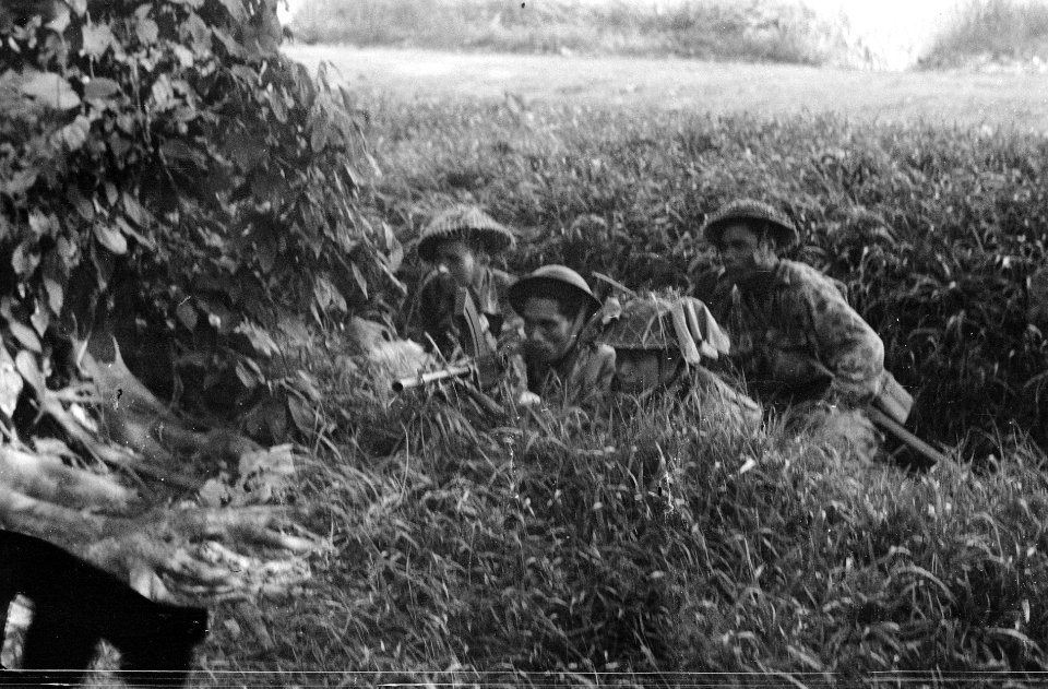 Vier KNIL-militairen, waaronder brenschutter, vercholen in een greppel, Bestanddeelnr 7333