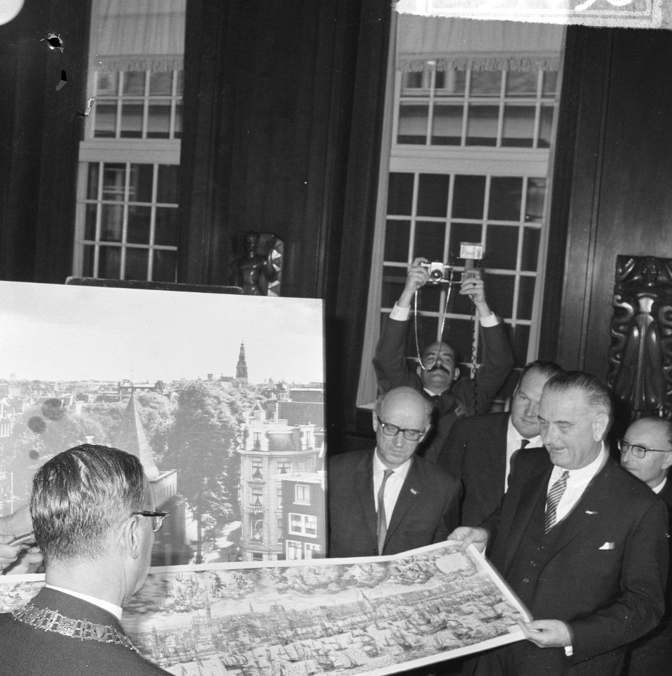 Vice president Lyndon B Johnson op stadhuis te Amsterdam ontvangen Burgemeeste, Bestanddeelnr 915-7096
