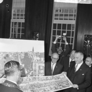 Vice president Lyndon B Johnson op stadhuis te Amsterdam ontvangen Burgemeeste, Bestanddeelnr 915-7096