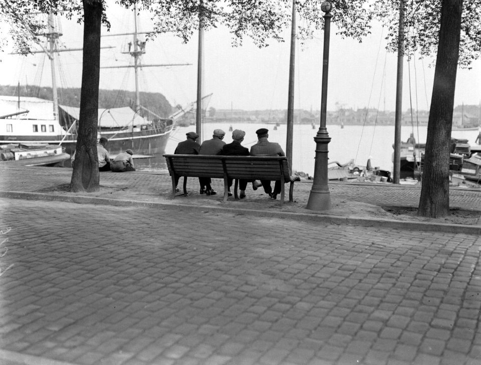 Vier mannen op een bankje bij de haven, Bestanddeelnr 189-0402