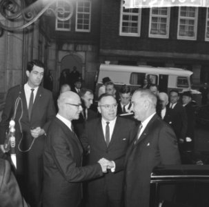 Vice president Lyndon B Johnson op stadhuis te Amsterdam ontvangen Burgemeeste, Bestanddeelnr 915-7101