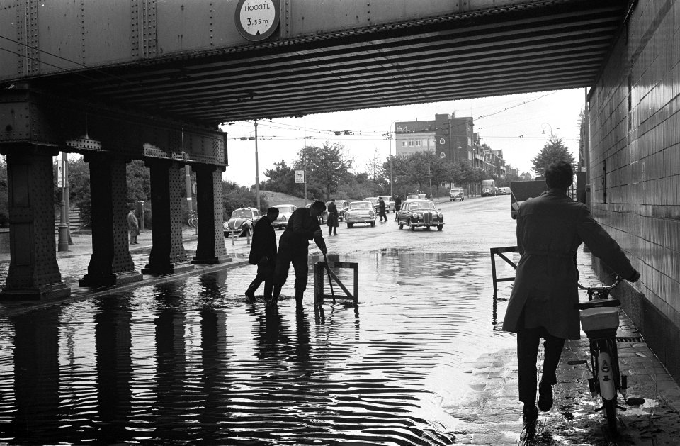 Viadukt Zeeburgerdijk-Celebesstraat onder water gelopen e voor verkeer gesloten, Bestanddeelnr 914-2725