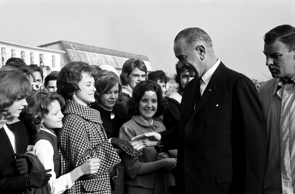 Vice President Lyndon Johnson in Nederland na aankomst op Ypenburg werd hij verw, Bestanddeelnr 915-7033