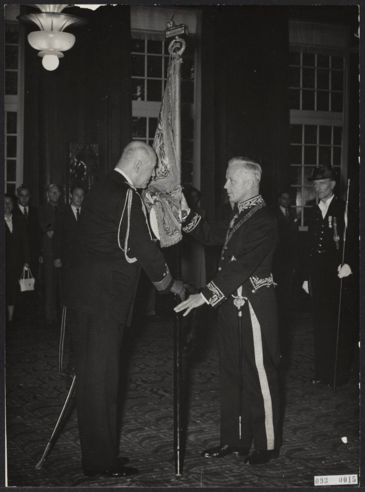 Vice-admiraal Rost van Tonningen overhandigt namens de koningin het vaandel van , Bestanddeelnr 093-0015