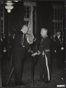 Vice-admiraal Rost van Tonningen overhandigt namens de koningin het vaandel van , Bestanddeelnr 093-0015