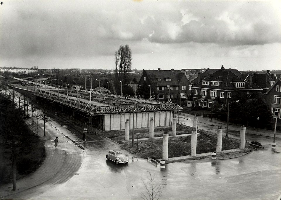 Viaduct Julianalaan in aanbouw, ziende naar het noorden. Geschonken door de Verkeerspolitie. Identificatienummer 54-004558, NL-HlmNHA 54004558