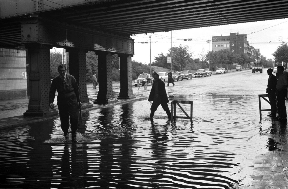 Viadukt Zeeburgerdijk-Celebesstraat onder water gelopen e voor verkeer gesloten, Bestanddeelnr 914-2726
