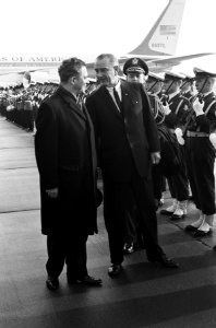 Vice President Lyndon Johnson in Nederland na aankomst Johnson inspecteert erew, Bestanddeelnr 915-7035