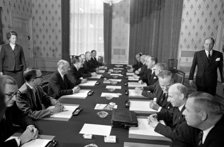 Vice president Humphrey en Minister Luns bespreken politieke situatie Den Haag, Bestanddeelnr 920-1889