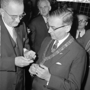 Vice president Lyndon B Johnson op stadhuis te Amsterdam ontvangen Burgemeeste, Bestanddeelnr 915-7098