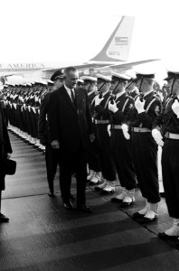 Vice President Lyndon Johnson in Nederland na aankomst Inspectie erewacht, Bestanddeelnr 915-7036