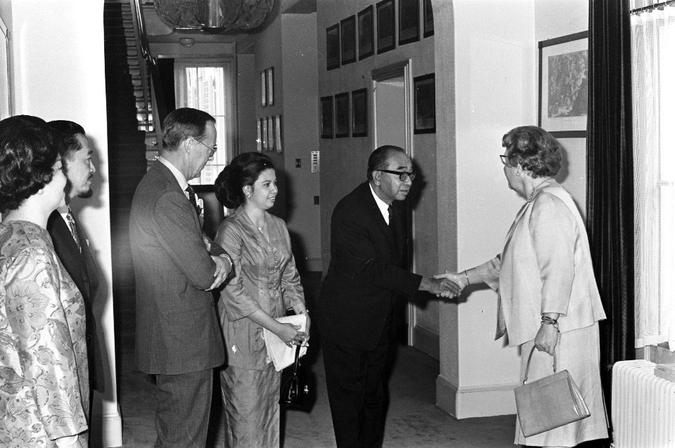 Vice premier Maleisie op Paleis Soestdijk ontvangen. koningin Juliana , prins Be, Bestanddeelnr 921-3544