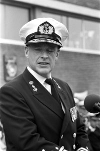 Vice-admiraal J. H. B. Hulshof draagt commando der zeemacht over aan schout bij , Bestanddeelnr 932-2072