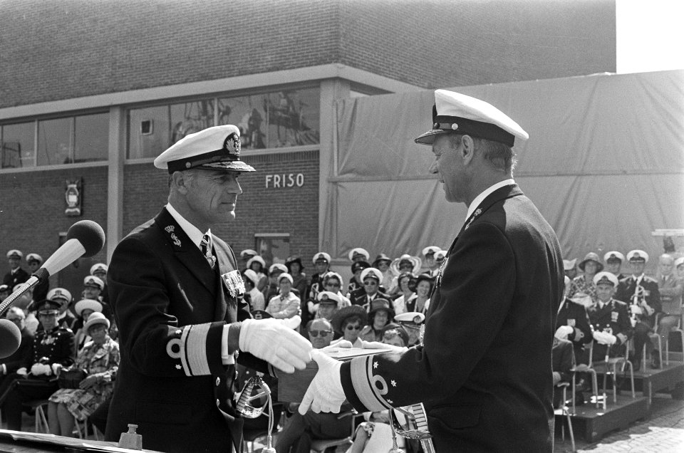 Viceadmiraal B. Veldkamp overhandigt het admiraalsvaandel aan de nieuwe commanda, Bestanddeelnr 928-0162