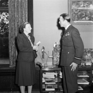 Vice-air-marshall Huddleston van de Royal Air Force werd ontvangen door prinses , Bestanddeelnr 900-8746