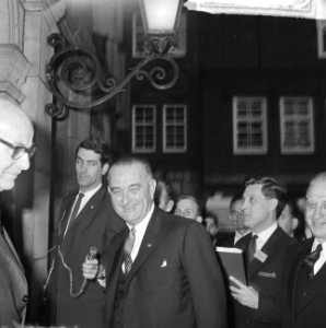 Vice president Lyndon B Johnson op stadhuis te Amsterdam ontvangen Burgemeeste, Bestanddeelnr 915-7103