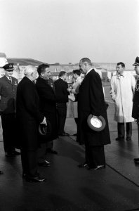Vice President Lyndon Johnson in Nederland na aankomst Marijnen en L Johnson b, Bestanddeelnr 915-7038