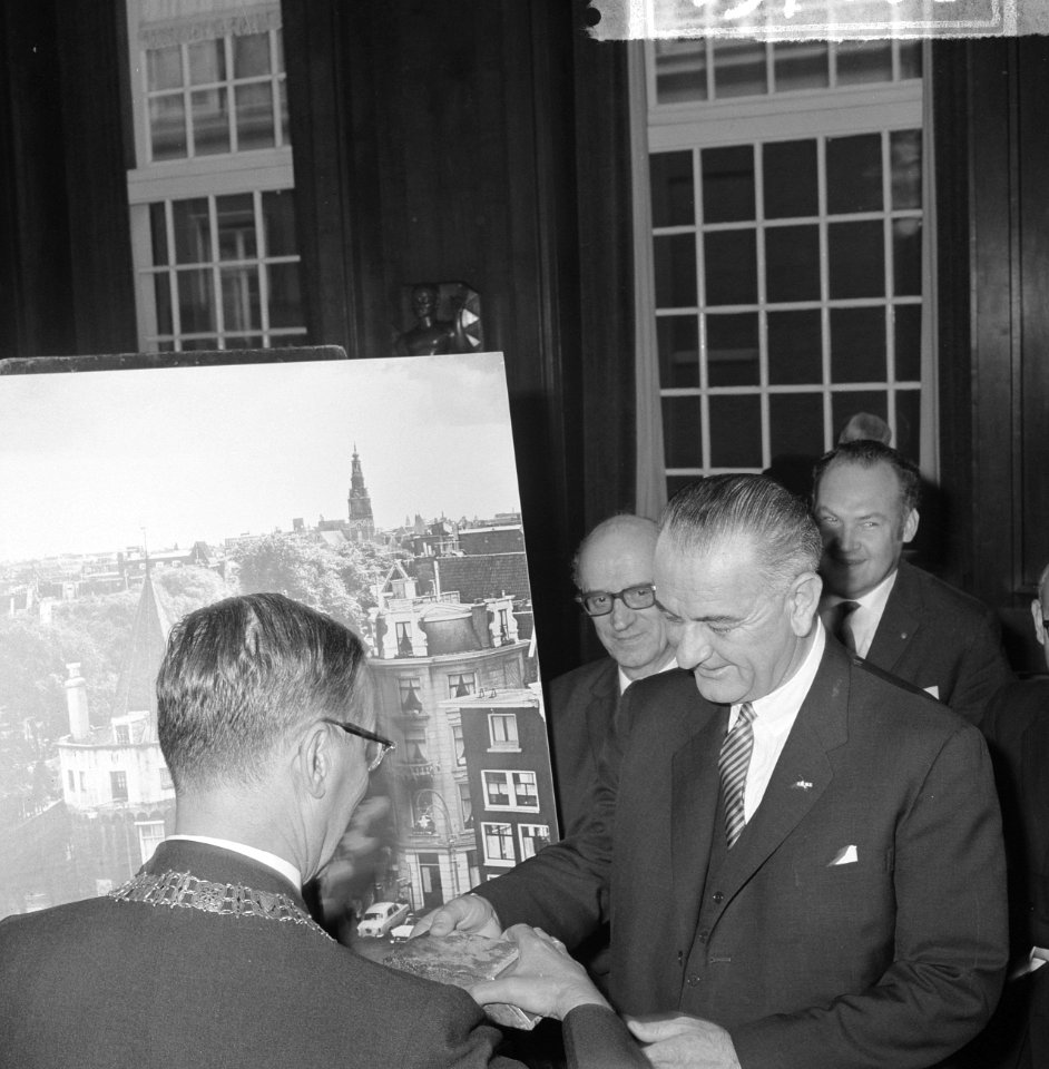 Vice president Lyndon B Johnson op stadhuis te Amsterdam ontvangen Burgemeeste, Bestanddeelnr 915-7106