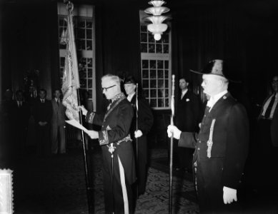 Vice-admiraal Rost van Tonningen overhandigt namens de koningin het vaandel van , Bestanddeelnr 905-9550