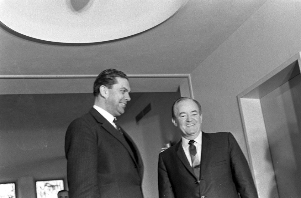 Vice president Humphrey en Minister Luns bespreken politieke situatie Den Haag ,, Bestanddeelnr 920-1892