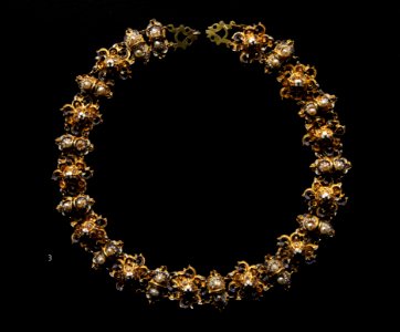 Victoria and Albert Museum Jewellery 11042019 Necklet About 1595 Enamelled gold with pearls 2954
