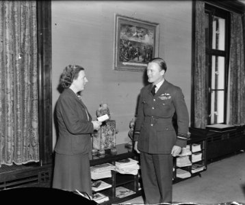 Vice-air-marshall Huddleston van de Royal Air Force werd ontvangen door prinses , Bestanddeelnr 900-8744