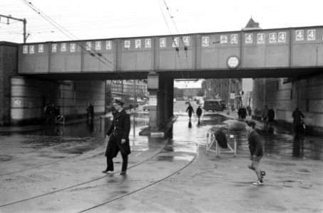 Viadukt Zeeburgerdijk-Celebesstraat onder water gelopen e voor verkeer gesloten, Bestanddeelnr 914-2727