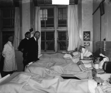 Vice admiraal Jhr. Van Holthe bezoekt MSD Leiden, Bestanddeelnr 903-7513