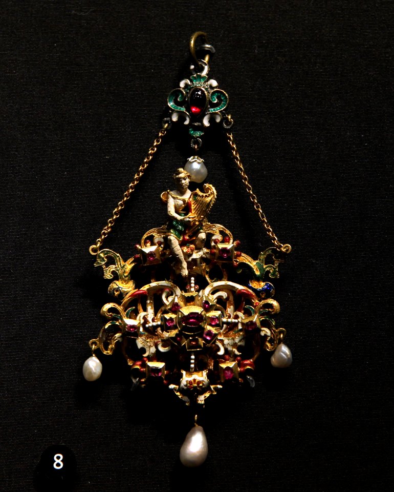 Victoria and Albert Museum Jewellery 11042019 Pendant Harp player Enamelled gold with rubies and pearls 2981