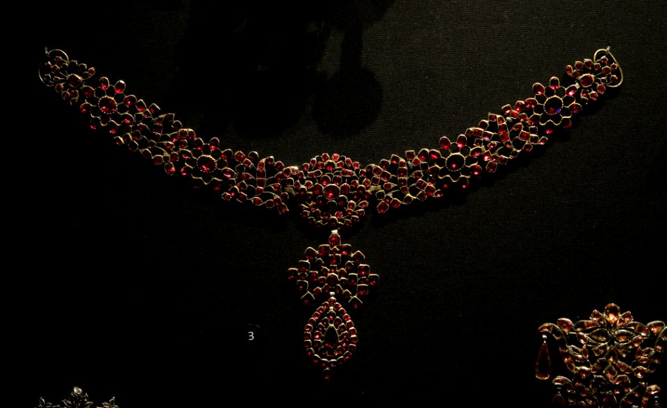 Victoria and Albert Museum Jewellery 11042019 Necklet Garnets Silver England 1760-1780 3174