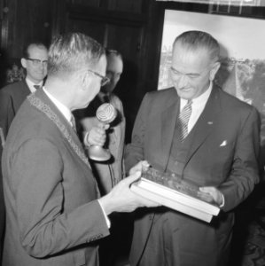 Vice president Lyndon B Johnson op stadhuis te Amsterdam ontvangen Burgemeeste, Bestanddeelnr 915-7105