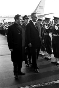 Vice President Lyndon Johnson in Nederland na aankomst Marijnen en L Johnson t, Bestanddeelnr 915-7040