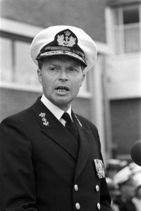 Vice-admiraal J. H. B. Hulshof draagt commando der zeemacht over aan schout bij , Bestanddeelnr 932-2073
