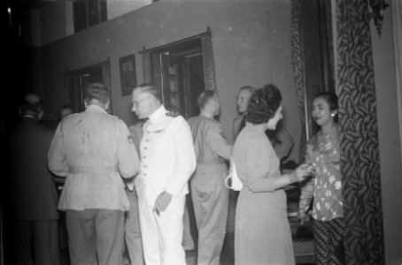 Vice-admiraal A.S. Pinke in wit uniform, Bestanddeelnr 98-5-4