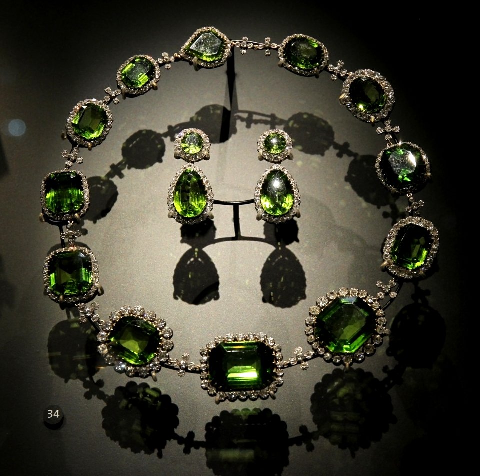 Victoria and Albert Museum Jewellery 11042019 Peridots 2878